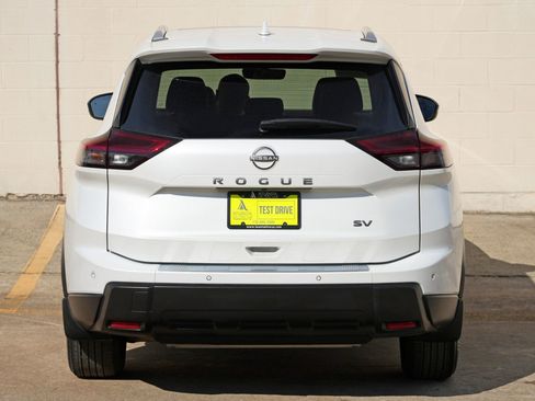 Used 2024 Nissan Rogue SV w/ SV Premium Package FWD image 46