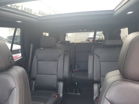 Used 2022 Chevrolet Tahoe Z71 w/ Luxury Package AWD/4WD image 7