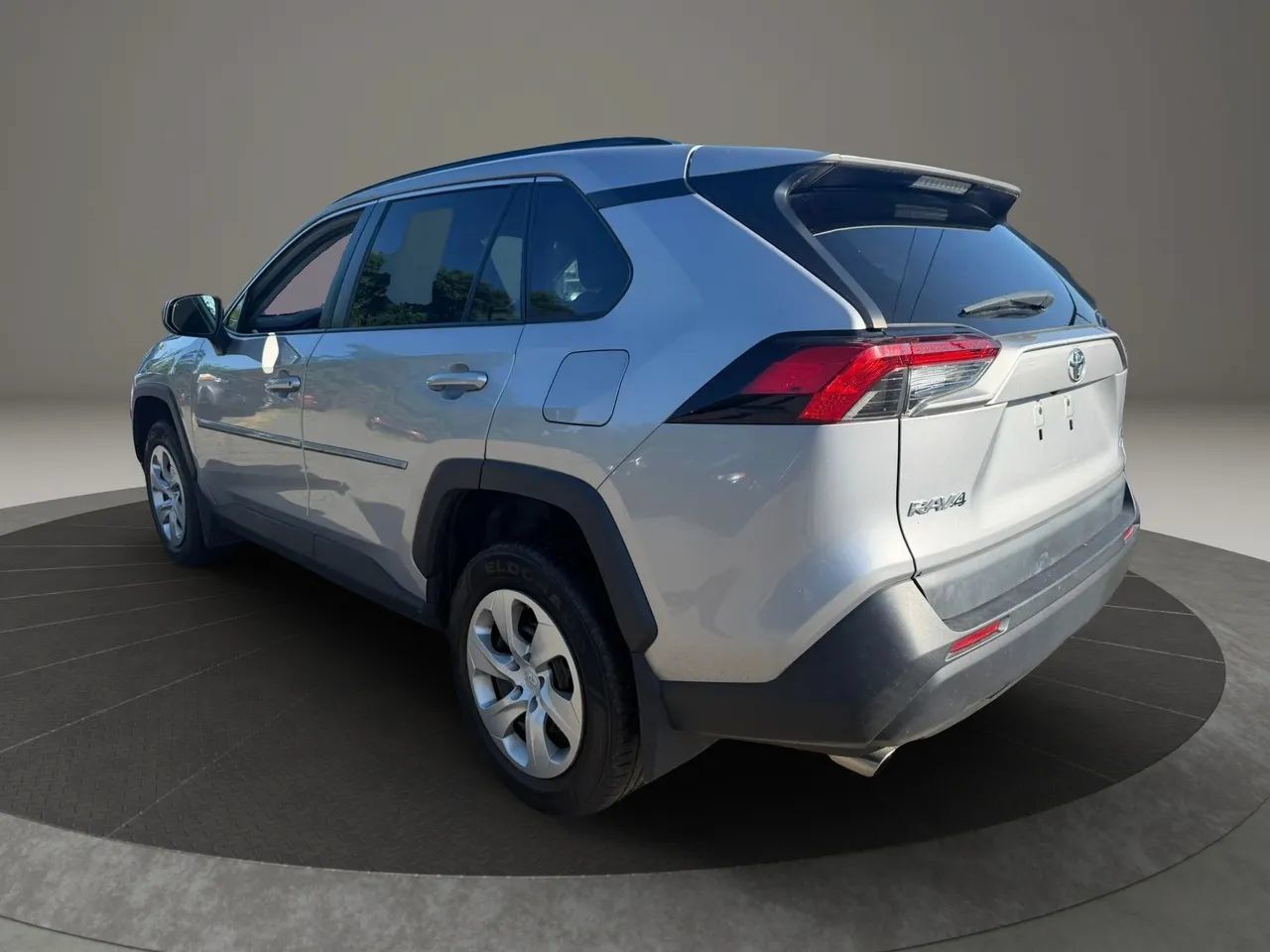 Used 2021 Toyota RAV4 LE AWD/4WD image 7