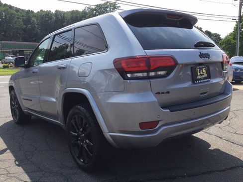 Used 2018 Jeep Grand Cherokee Altitude AWD/4WD image 10