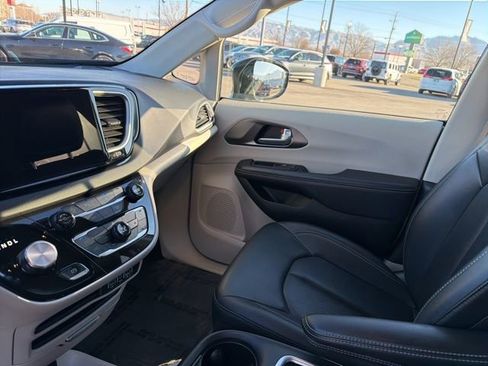Used 2024 Chrysler Pacifica Touring-L image 24