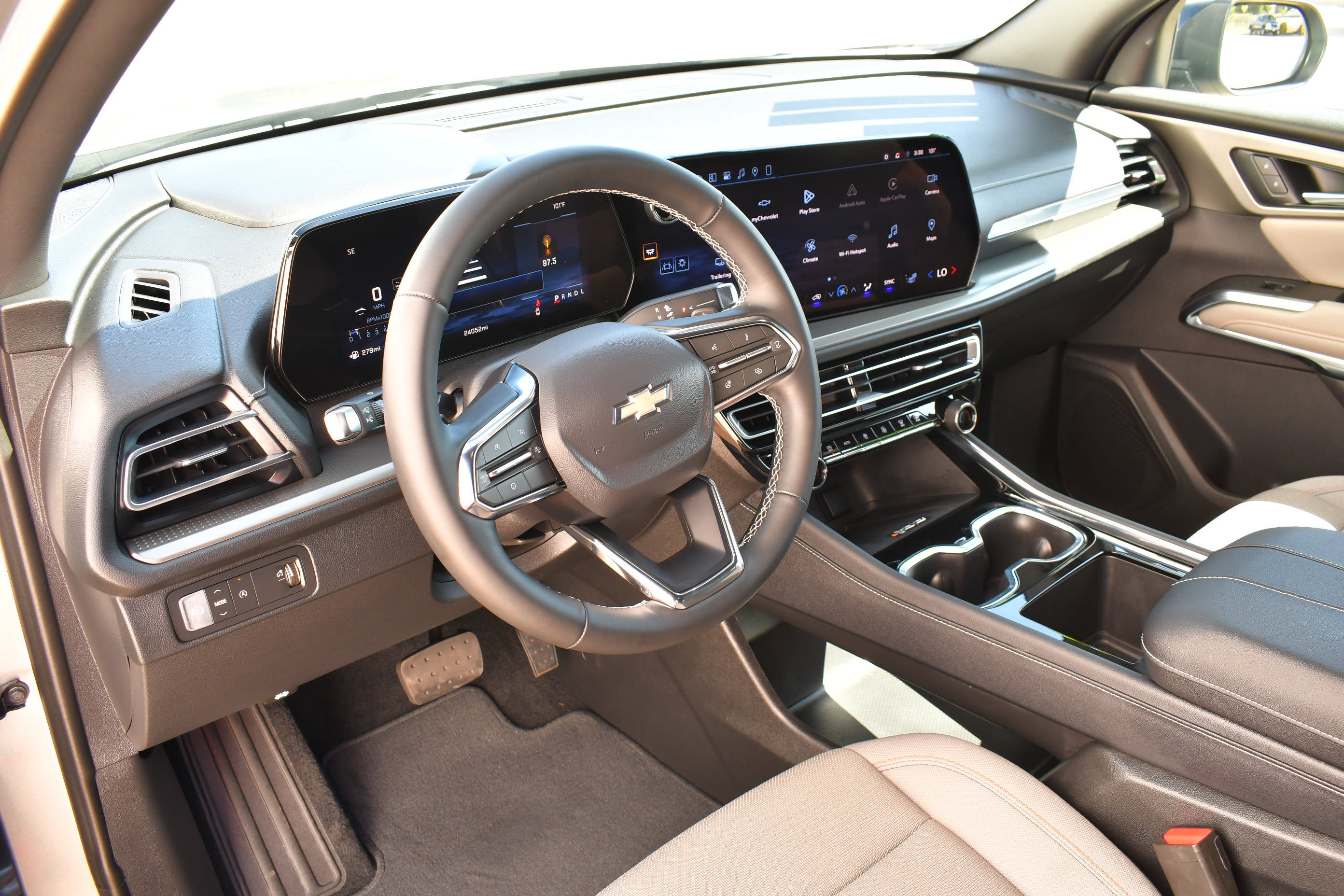 Used 2026 Chevrolet Traverse LT w/ Driver Confidence Package FWD image 3