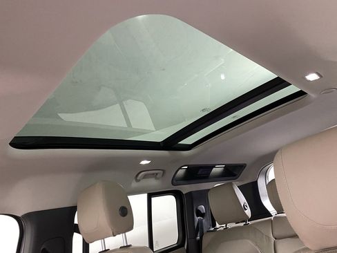 Used 2020 Land Rover Defender 110 SE image 15