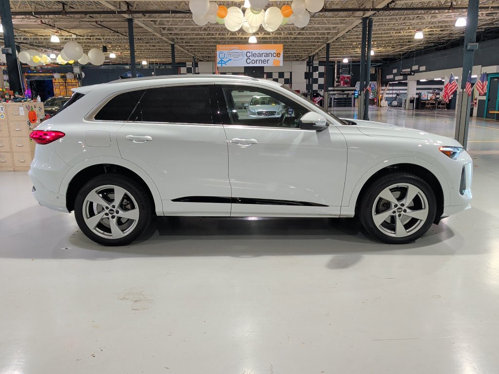 Used 2025 Audi Q5 Premium Plus w/ Premium Plus AWD/4WD image 11