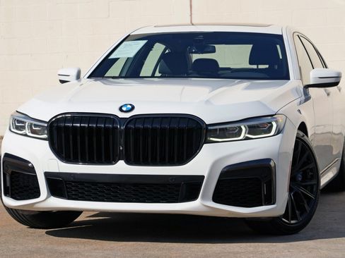 Used 2022 BMW 740i w/ M Sport Package RWD image 3
