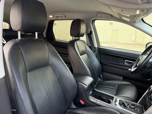 Used 2019 Land Rover Discovery Sport SE image 17