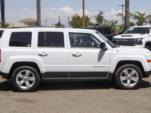 Used 2016 Jeep Patriot Latitude w/ Sun/Sound Group FWD image 11