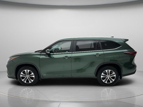 Used 2024 Toyota Highlander XLE AWD/4WD image 8