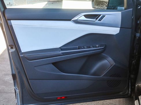 New 2025 Volkswagen Taos SE w/ Panoramic Sunroof Package FWD image 20