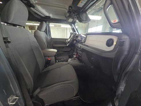 Used 2025 Jeep Wrangler Unlimited Sahara AWD/4WD image 8
