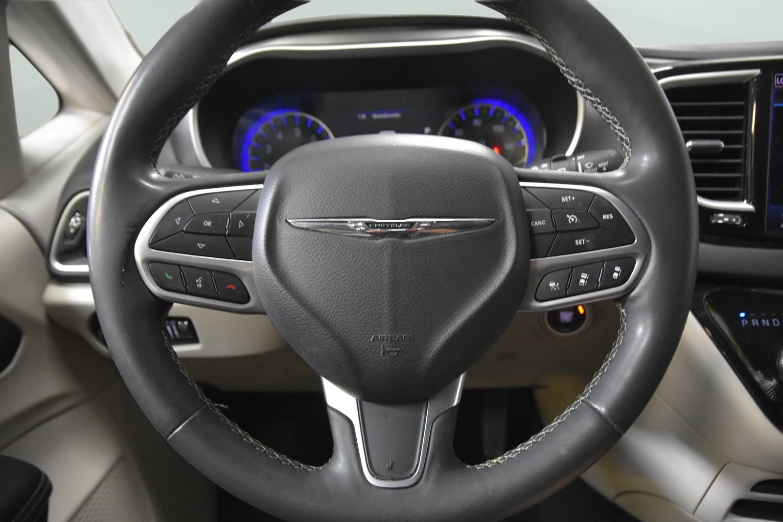 Used 2023 Chrysler Pacifica Touring-L FWD image 14