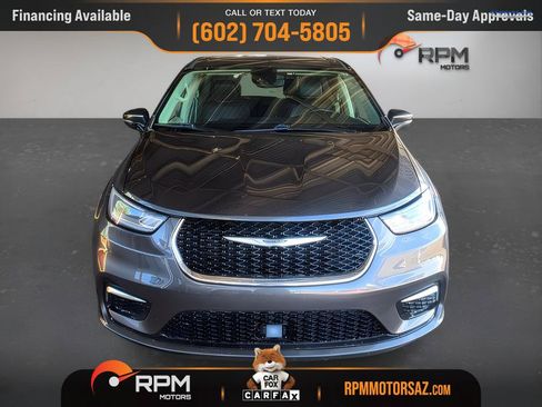 Used 2023 Chrysler Pacifica Touring-L FWD image 2