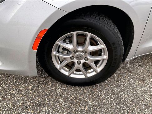 Used 2024 Chrysler Voyager LX image 4