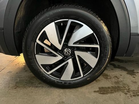 Certified 2025 Volkswagen Atlas SE image 30