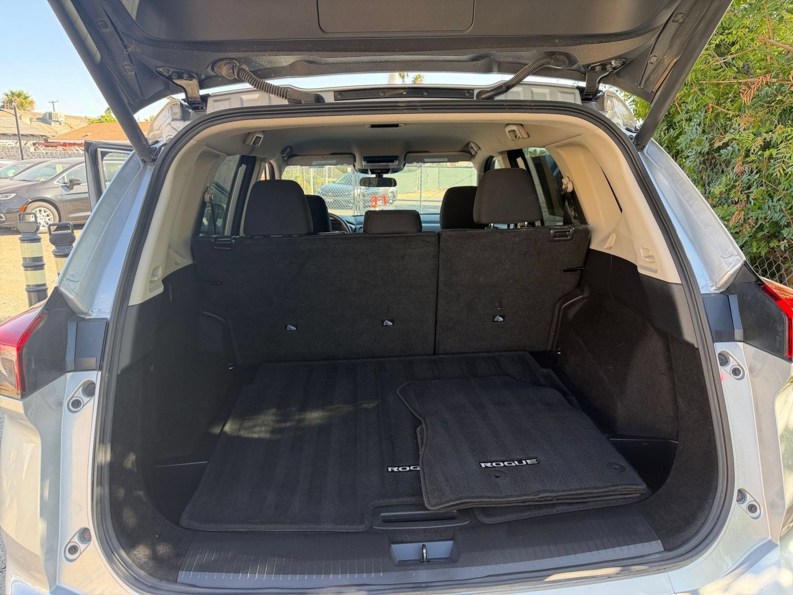 Used 2025 Nissan Rogue SV FWD image 32