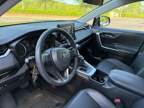 Used 2022 Toyota RAV4 XLE Premium image 10