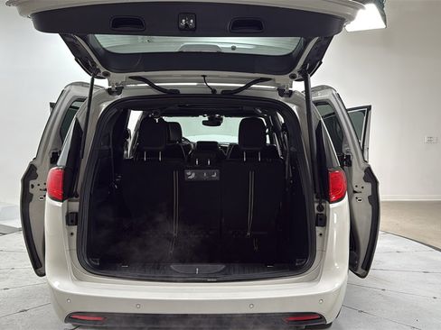 Used 2020 Chrysler Pacifica Touring-L image 16