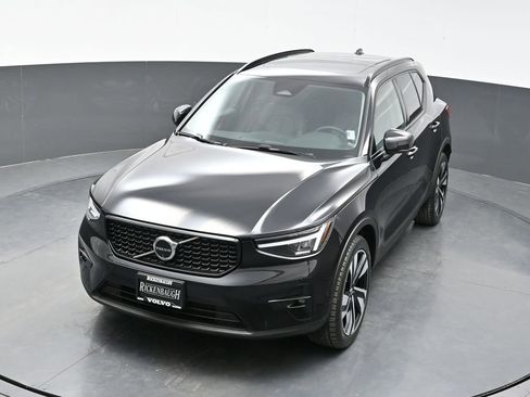 Used 2025 Volvo XC40 B5 Plus image 31