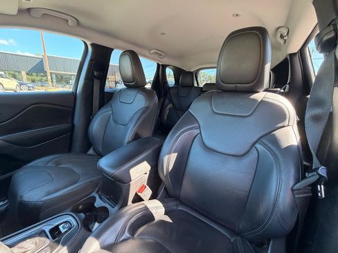 Used 2019 Jeep Cherokee Limited w/ Trailer Tow Group AWD/4WD image 12