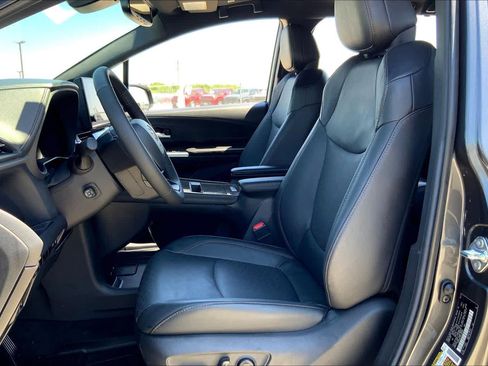 Used 2025 Toyota Sienna Limited image 8