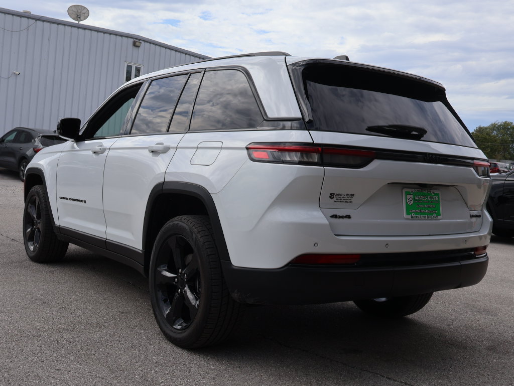Used 2023 Jeep Grand Cherokee Limited w/ Black Appearance Package AWD/4WD image 3