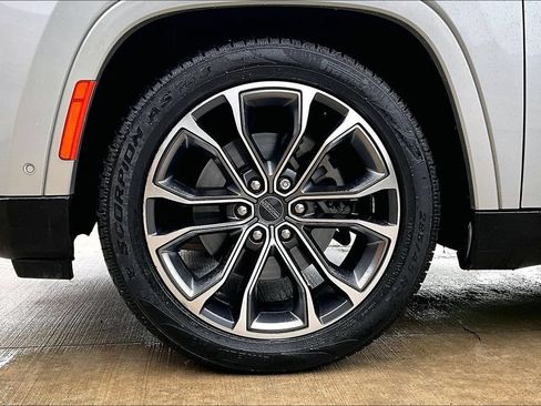 Used 2023 Jeep Grand Wagoneer Series III AWD/4WD image 11