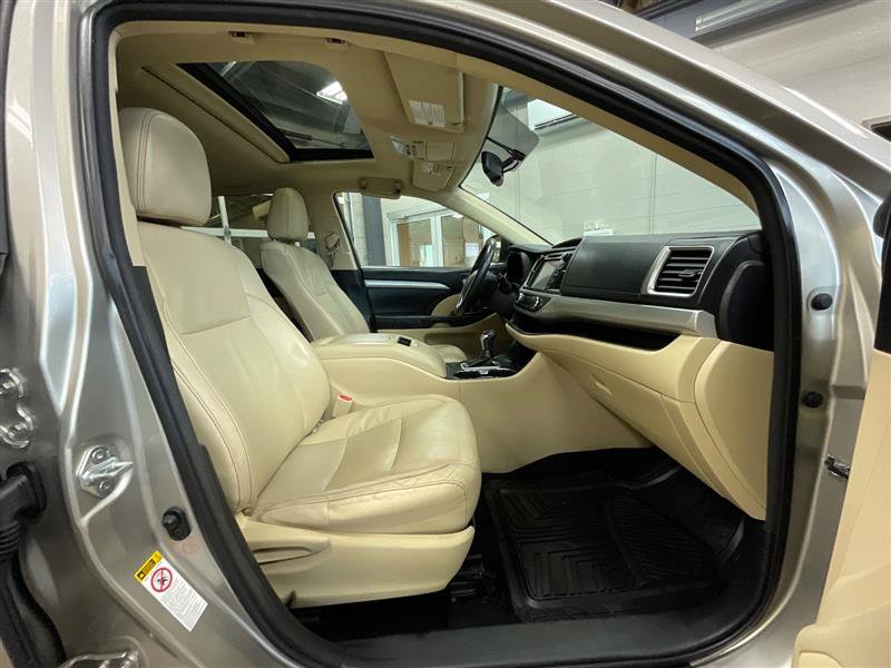 Used 2015 Toyota Highlander XLE FWD image 33