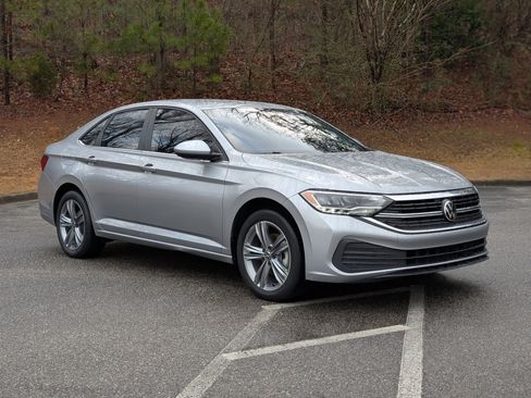 Used 2024 Volkswagen Jetta SE image 11