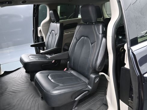 Used 2019 Chrysler Pacifica Touring-L Plus w/ Advanced Safetytec Group FWD image 23