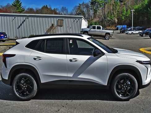New 2026 Chevrolet Trax LT w/ Sunroof Package image 5