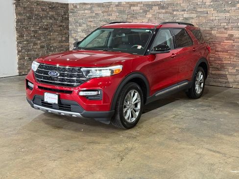 Used 2024 Ford Explorer XLT w/ Equipment Group 202A AWD/4WD image 5