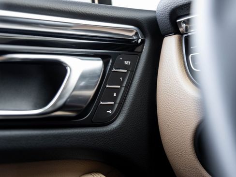 Certified 2026 Porsche Macan AWD/4WD image 18