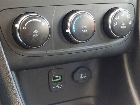 Used 2013 Dodge Avenger SE image 20