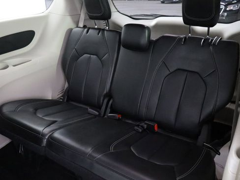 Used 2023 Chrysler Pacifica Touring-L image 17