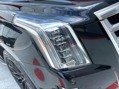 Used 2019 Cadillac Escalade Luxury AWD/4WD image 32