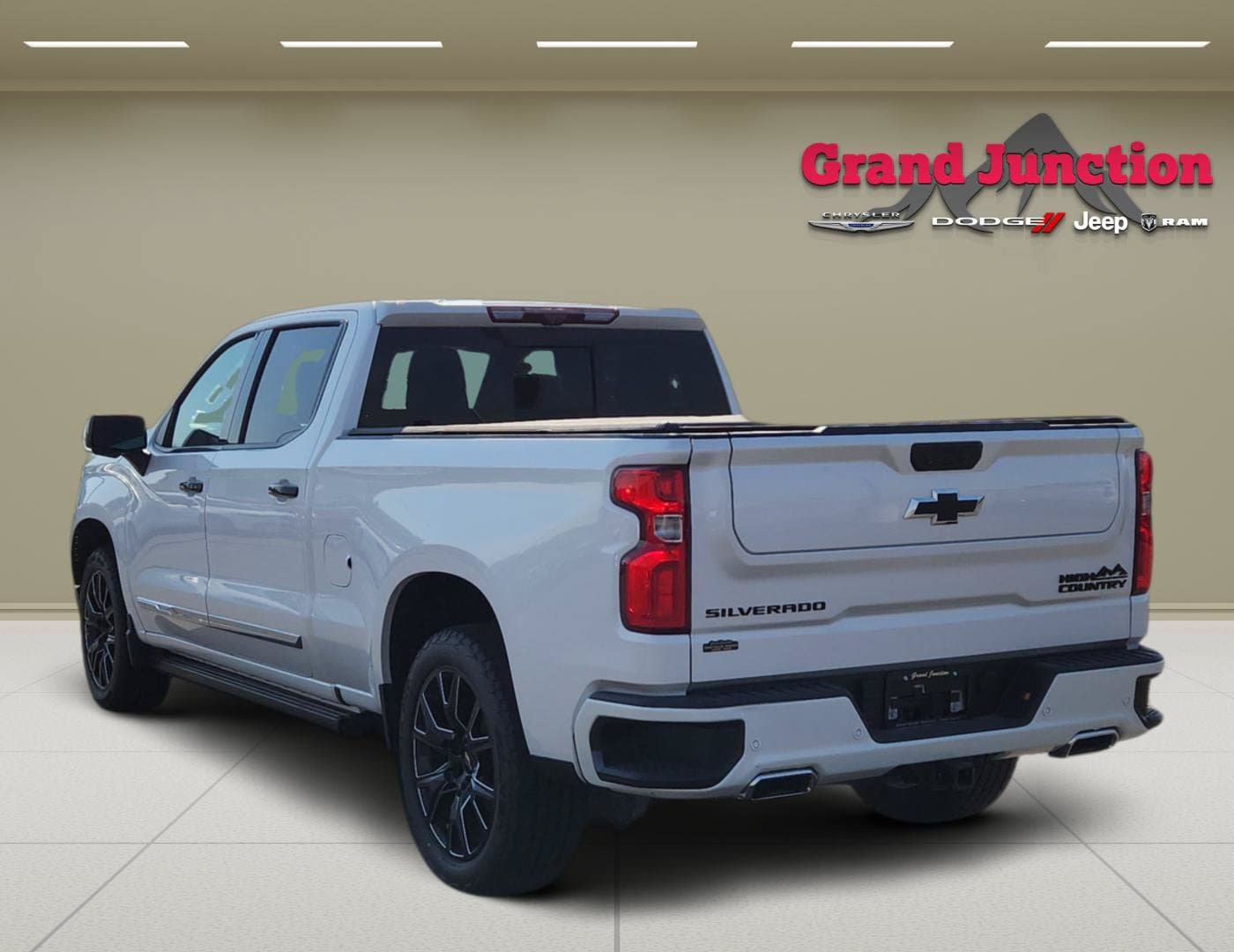 Used 2023 Chevrolet Silverado 1500 High Country w/ Technology Package AWD/4WD image 5