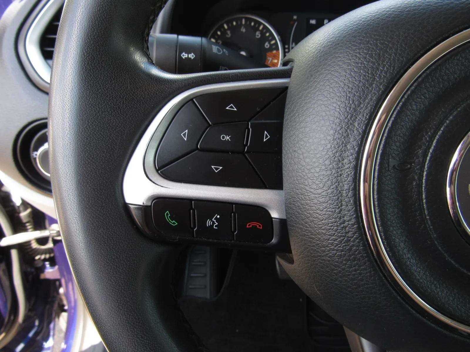 Used 2020 Jeep Renegade Latitude FWD image 23