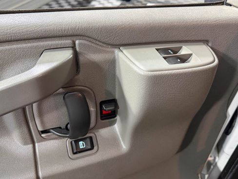 Used 2017 Chevrolet Express 3500 image 31