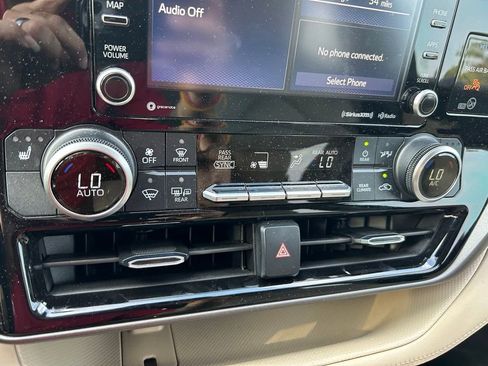 Used 2021 Toyota Highlander XLE FWD image 26