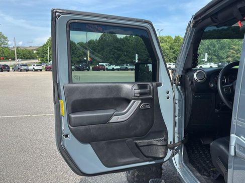 Used 2015 Jeep Wrangler Unlimited Rubicon w/ Dual Top Group AWD/4WD image 8