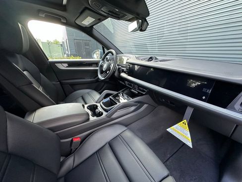 Used 2025 Porsche Cayenne S image 39