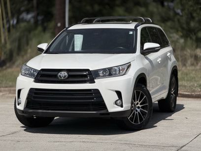 Used 2017 Toyota Highlander SE w/ Carpet Mat Package