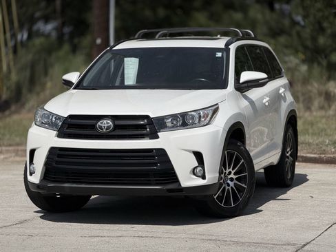 Used 2017 Toyota Highlander SE w/ Carpet Mat Package AWD/4WD image 1