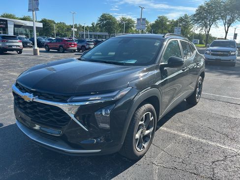 Used 2025 Chevrolet Trax LT FWD image 1