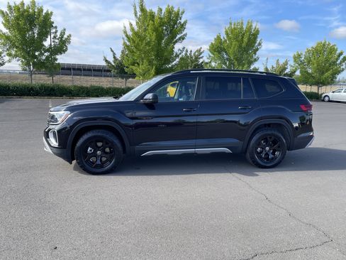 Used 2024 Volkswagen Atlas Peak Edition SE AWD/4WD image 2