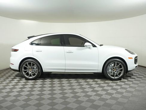 Certified 2023 Porsche Cayenne Turbo AWD/4WD image 8