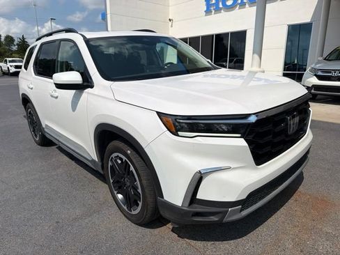 Used 2025 Honda Pilot Touring image 3