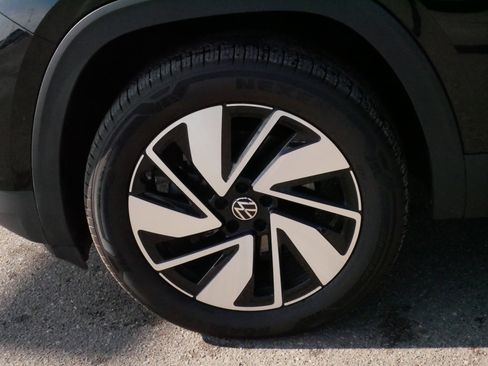 Used 2025 Volkswagen Atlas SE image 15