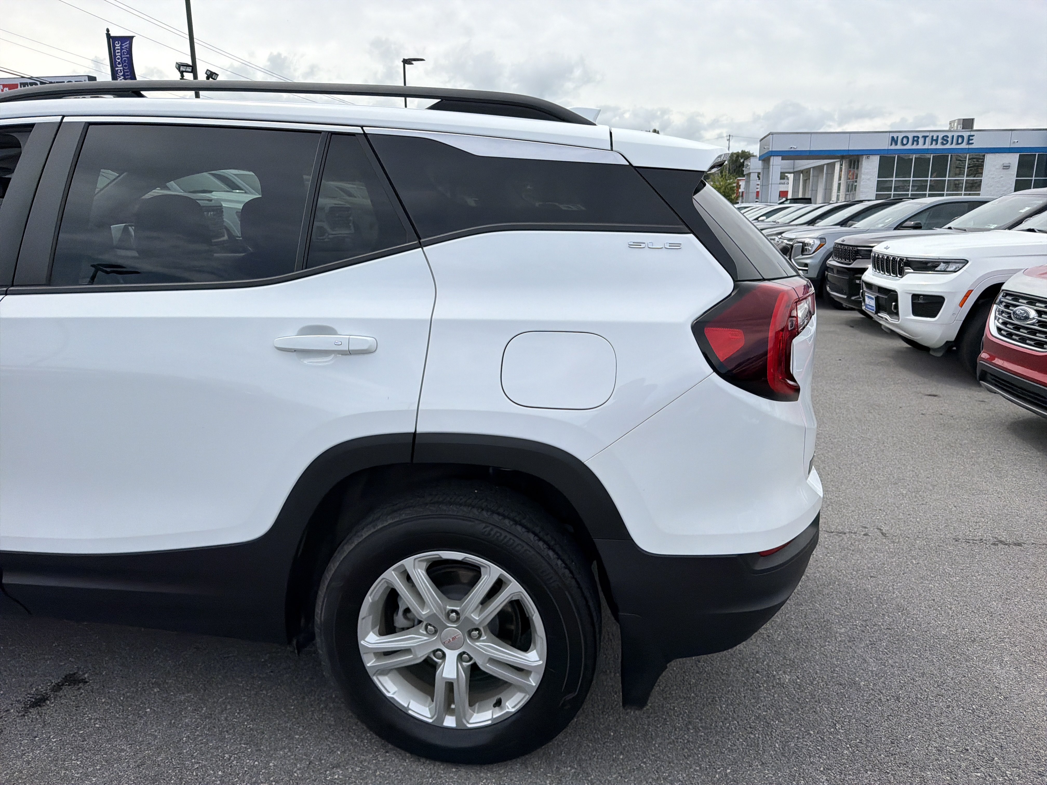 Certified 2024 GMC Terrain SLE w/ Driver Convenience Package AWD/4WD image 9