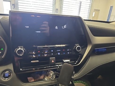 Used 2022 Toyota Highlander Limited image 6